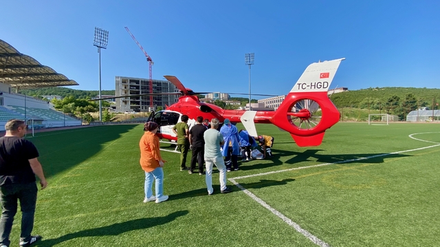 Düzce'de rahatsızlanan genç kız ambulans helikopterle İzmir'e sevk edildi