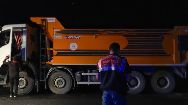 Erzurum'da kamyonun geri manevra yaparken çarptığı 5 işçi yaralandı
