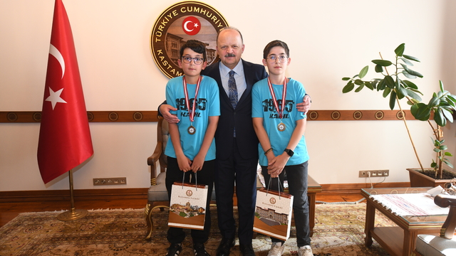 "MEB Robot Yarışması"nda Türkiye birincisi olan öğrencilerden Vali Dallı'ya ziyaret