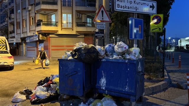 İzmir Buca'da belediye işçilerinin grevi nedeniyle çöp yığınları oluştu