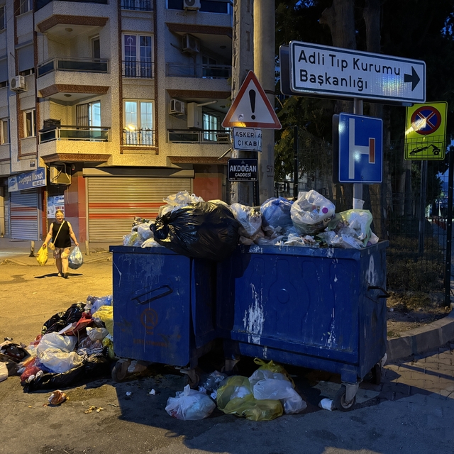 İzmir Buca'da belediye işçilerinin grevi nedeniyle çöp yığınları oluştu