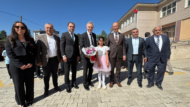 Yüksekova'da okullarda karne heyecanı yaşandı