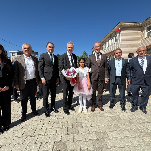 Yüksekova'da okullarda karne heyecanı yaşandı