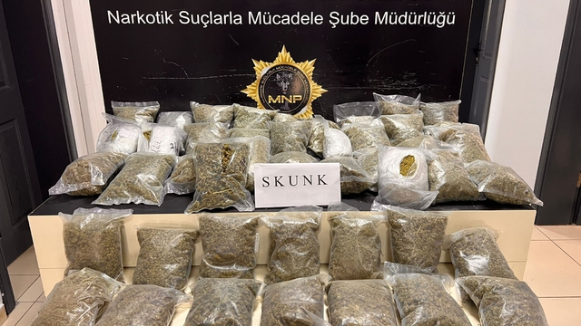 Mersin'de minibüste yün çuvallarına gizlenmiş 23 kilo 654 gram skunk ele geçirildi