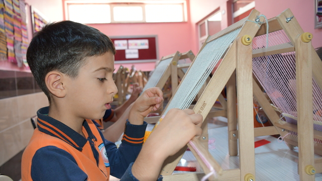 İlkokul öğrencileri dokudukları kilimlerle el becerilerini ve hayal güçlerini geliştiriyor