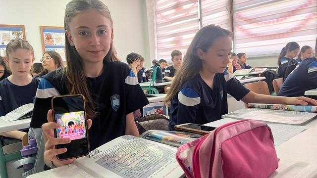 Ortaokul öğrencileri, QR kodla seslendirip, yazdıkları kitapla görme engelli çocuklara 'masal' dinlettiler
