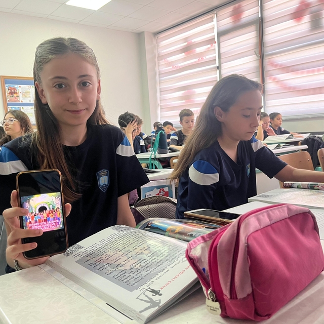 Ortaokul öğrencileri, QR kodla seslendirip, yazdıkları kitapla görme engell...