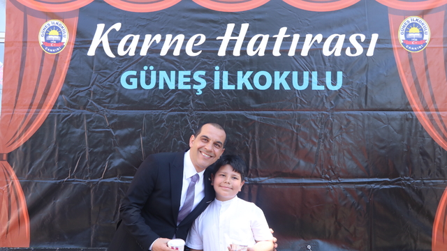 23 Nisan'da vali olan çocuğun "Karne günü okullarda dondurma dağıtılsın" talimatı yerine getirildi