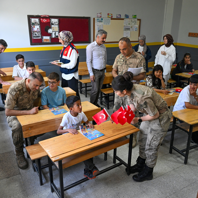 Van'da jandarma timleri 64 bin 124 öğrencinin gönlüne dokundu