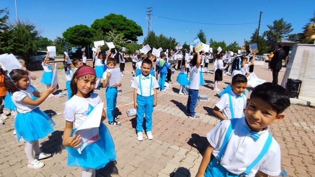 Sarıoğlan'da okullarda karne heyecanı yaşandı