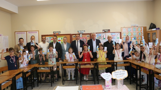 Of'ta öğrenciler karne sevinci yaşadı