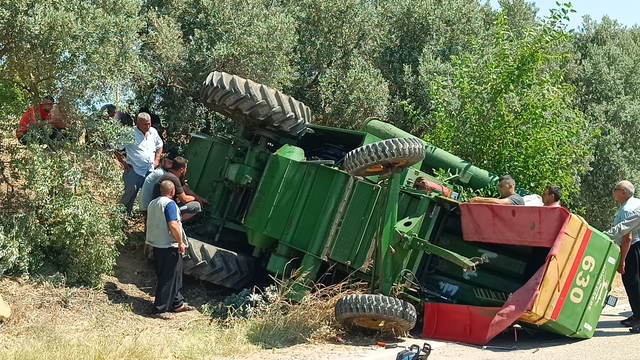 Kozan'da biçerdöverin devrilmesi sonucu 2 kişi yaralandı