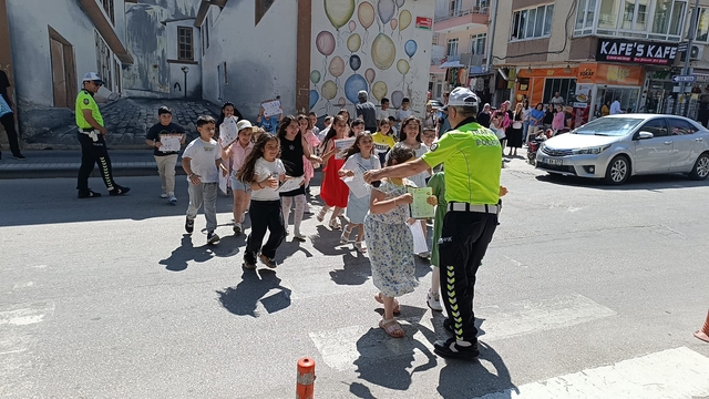 Karnelerini alan çocuklar, sevinçlerini polislerle paylaştı