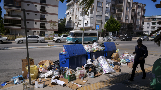 İzmir'de düzenli maaş alamayan belediye işçilerinin iş bırakma eylemi sürüyor