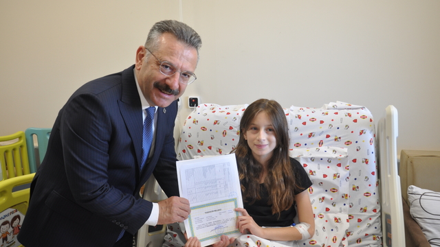 Eskişehir Valisi Aksoy, hastanede tedavi gören öğrencilere karnelerini verdi