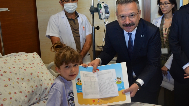 Hastane yatağında karne sevinci