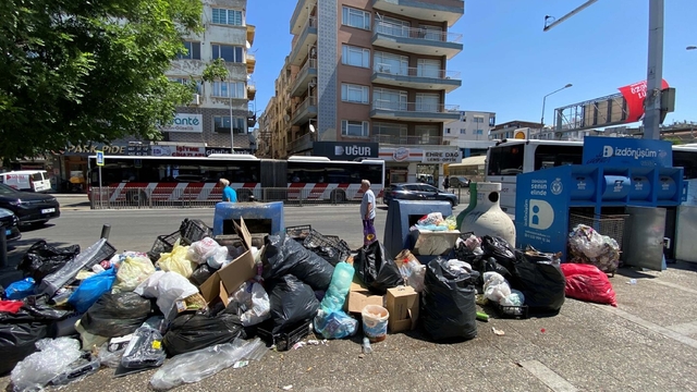İzmir Buca'da çöp yığınları oluştu