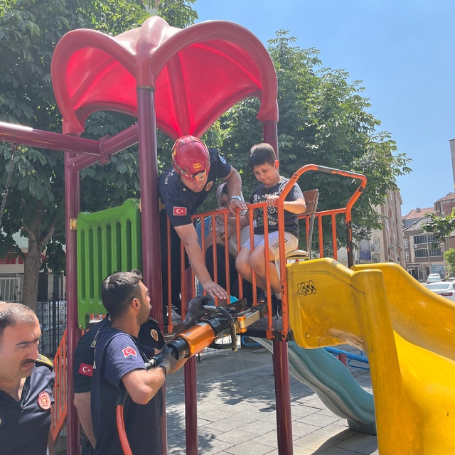 Kaydıraktaki demirlere bacakları sıkışan çocuğu itfaiye kurtardı
