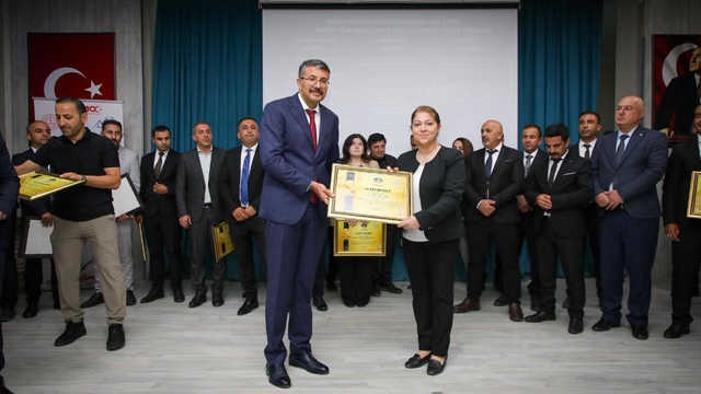 Hakkari'de "altın rozet" kazanan okullara belgeleri verildi