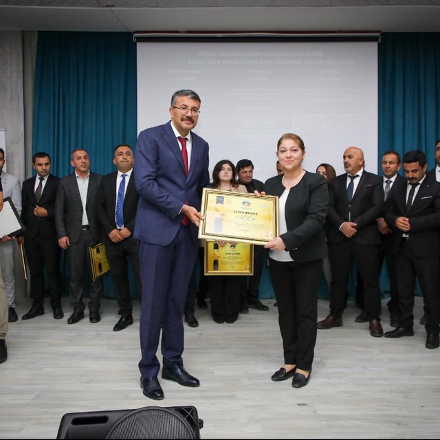 Hakkari'de "altın rozet" kazanan okullara belgeleri verildi