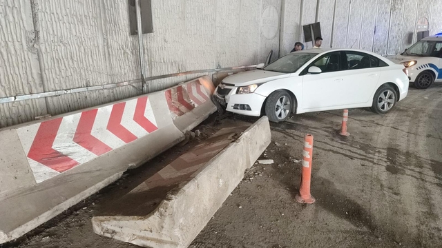 Samsun'da beton bariyere çarpan otomobildeki 5 kişi yaralandı