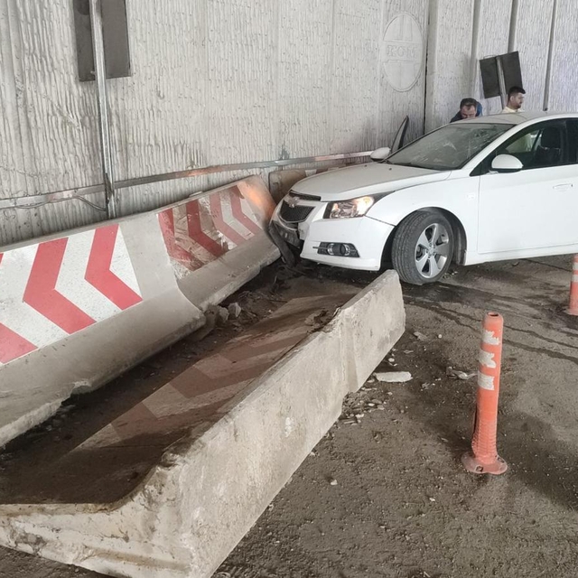 Samsun'da beton bariyere çarpan otomobildeki 5 kişi yaralandı