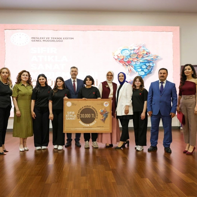 Öğrencilerin atık malzemeler ile yaptıkları Nikola Tesla tablosu Türkiye 1'...