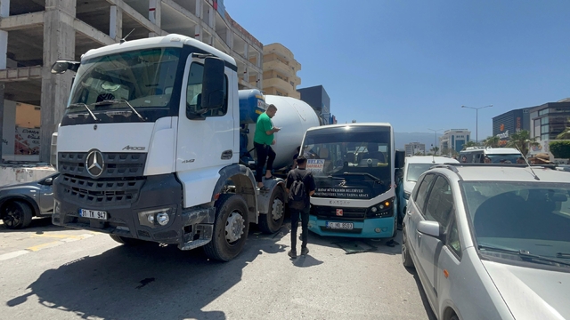 Hatay'da iki aracın arasında sıkışan motosikletin sürücüsü yaralandı