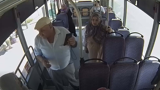 Otobüste düşürülen altın dolu cüzdan sahibine teslim edildi