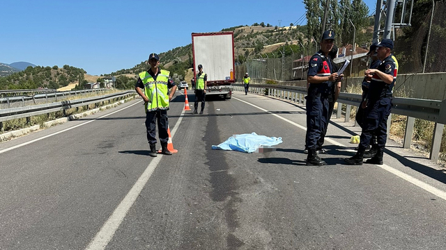 Sivas'ta tırın çarptığı yayalardan biri öldü, diğeri yaralandı