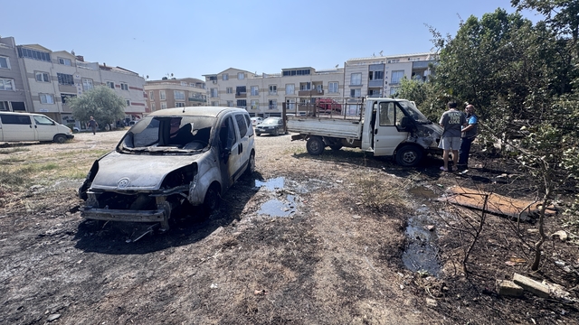 Bursa'da otluk alanda çıkan yangında 2 araç zarar gördü