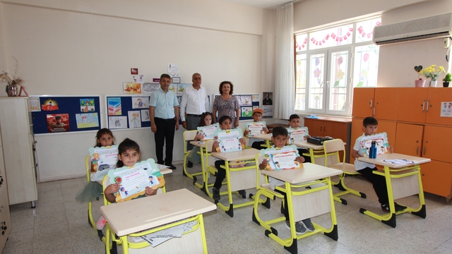 Mersin, Hatay ve Osmaniye'nin ilçelerinde öğrenciler karnelerini aldı