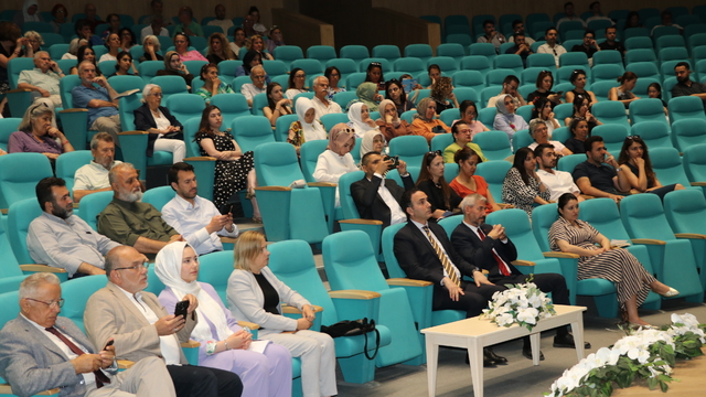 İzmir'de "Değerlerimiz, Kültürümüz ve Geleceğimiz İçin Ailenin Önemi" Paneli düzenlendi