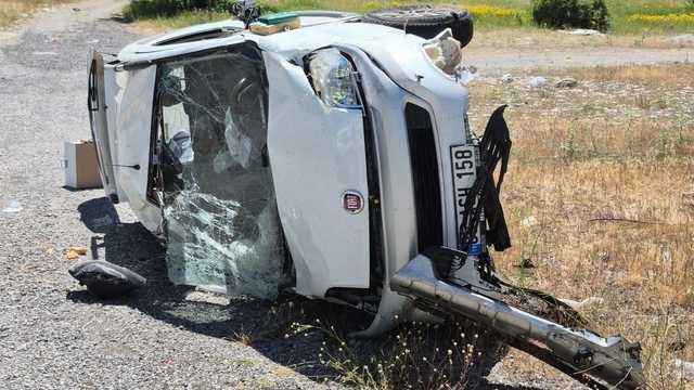 Erzincan'da devrilen hafif ticari araçtaki 4 kişi yaralandı
