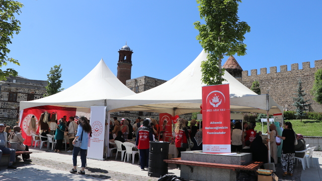 Erzurum'da kadınlar gelir kaynağı el emeği ürünlerini sergileyip tanıttı