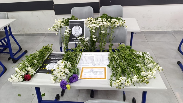 İzmir'de trafik kazasında yaşamını yitiren öğrencinin karnesi sırasına konuldu