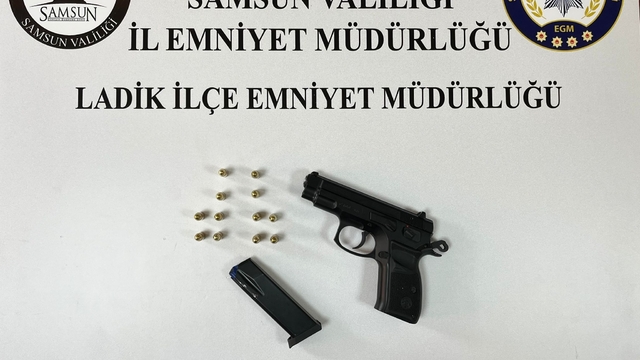 Ladik'te bir araçta ruhsatsız tabanca ele geçirildi