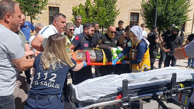 Amasya'da taksinin motosikletli polise çarptığı kaza kamerada