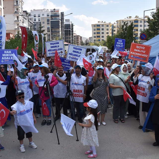 HAK-İŞ Genel Başkanı Arslan, Van'da işten çıkarılan belediye çalışanlarını...