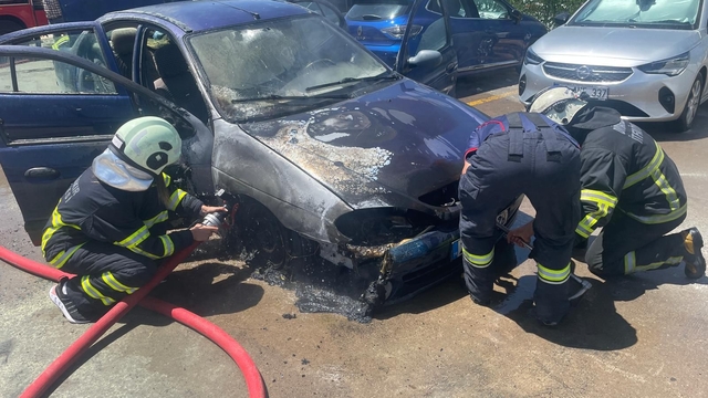 Diyarbakır'da park halindeki araçta çıkan yangın söndürüldü