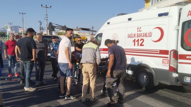 Aydın'da pikapla çarpışan motosikletin sürücüsünün yaralandığı kaza güvenlik kamerasında