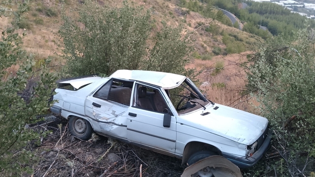 Mersin'de uçuruma yuvarlanan otomobildeki 3 kişi yaralandı