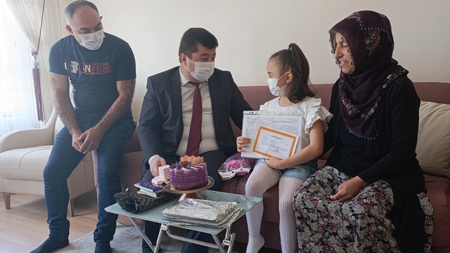 Annesinin karaciğeriyle hayata tutunan Hayrünnisa'nın karnesi, evinde verildi