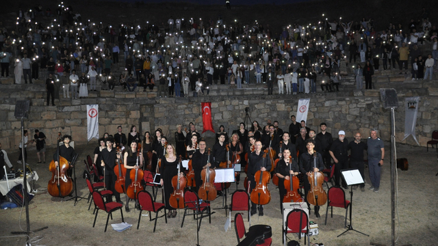 Isparta Yalvaç Pisidia Antiokheia Antik Tiyatrosu'nda çello konseri verildi