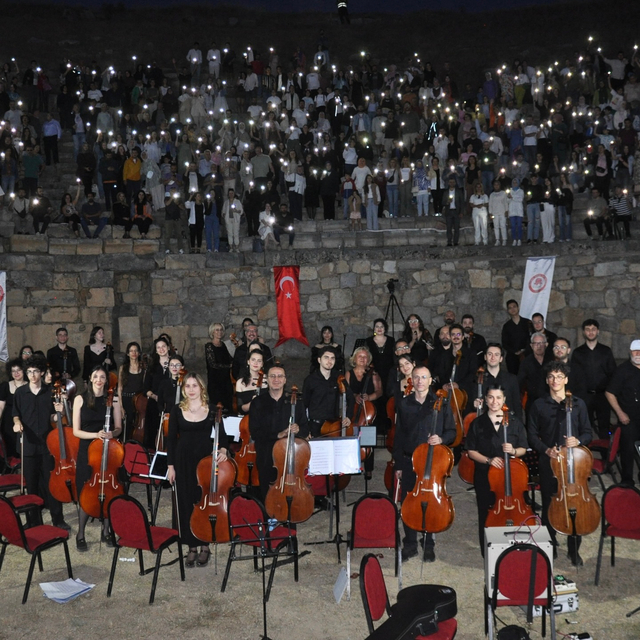 Isparta Yalvaç Pisidia Antiokheia Antik Tiyatrosu'nda çello konseri verildi