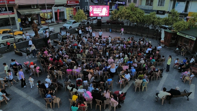 Salıpazarı'nda çocuklara açık hava sinema etkinliği düzenlendi