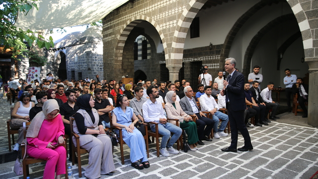 AK Parti Genel Başkan Yardımcısı Yalçın, Diyarbakır'da Gençlik Buluşması'nda konuştu: