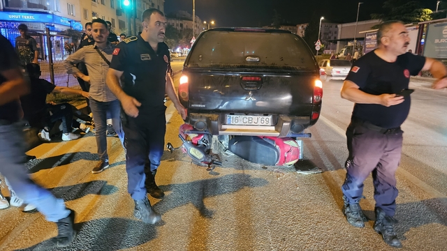 Bursa'da, devrilip kamyonetin altına giren motosikletli yaralandı
