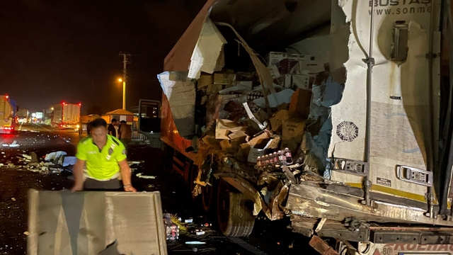 Sakarya'da yolcu otobüsünün tıra çarpması sonucu 12 kişi yaralandı
