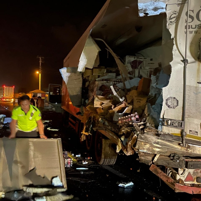 Sakarya'da yolcu otobüsünün tıra çarpması sonucu 12 kişi yaralandı